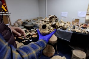 La Guàrdia Civil incauta a Dénia una de les majors col·leccions il·legals de material arqueològic i restes òssies 