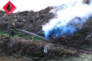 Los bomberos intervienen en Xbia para sofocar un nuevo incendio en la planta de compostaje de Ramblars