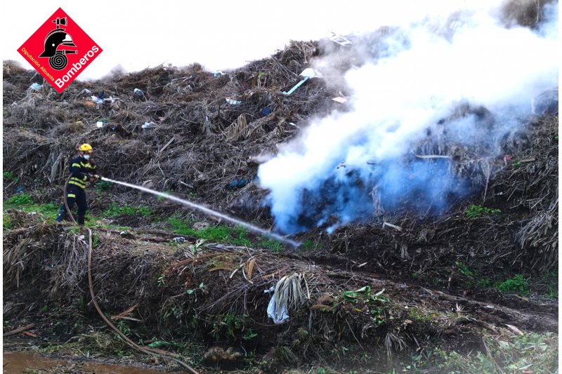 Los bomberos intervienen en Xbia para sofocar un nuevo incendio en la planta de compostaje de Ramblars