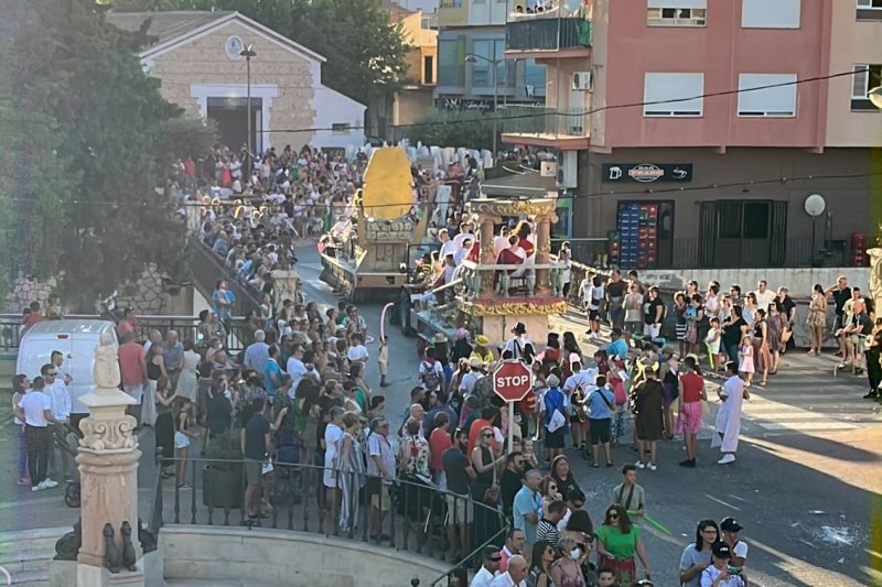 Los desfiles de carrozas, comparsas y cabalgaduras devuelven el humor y la stira a las Fiestas de la Soledad de Ondara