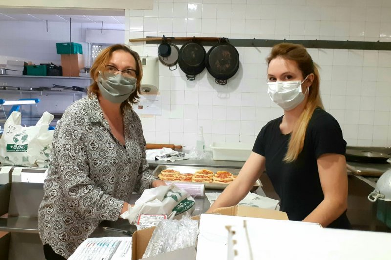 Dos cuiners de Pedreguer preparen un centenar de mens per a les famlies ms desfavorides del municipi 