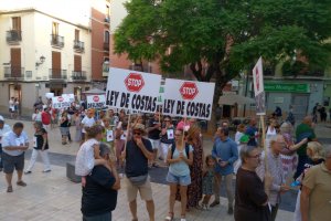 Prop de 250 persones protesten per la nova llei de Costes