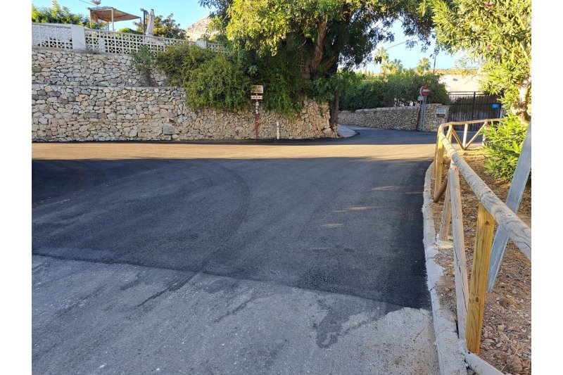 Amjasa asfalta un tramo del Cam Vell de Gata