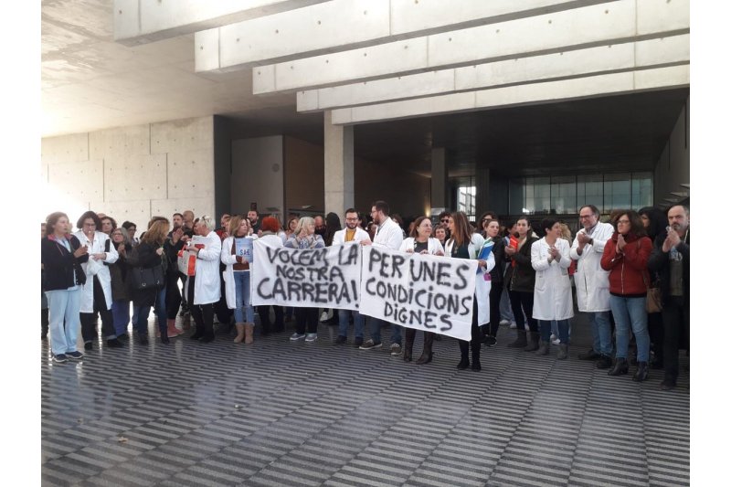  Los trabajadores se concentran en Valencia para exigir la reversin de la sanidad en la comarca