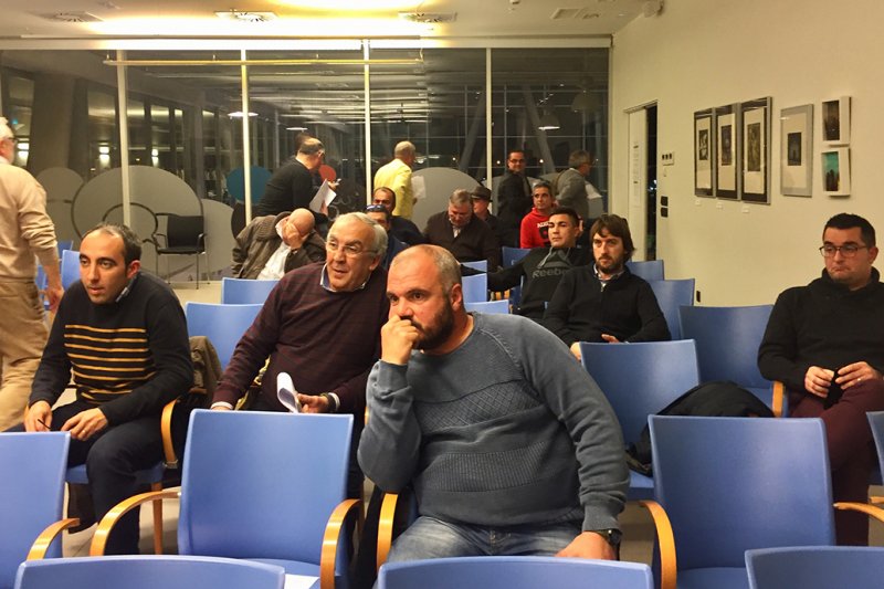 Los votos delegados de los socios del Dnia deciden que desaparezca la seccin de ftbol sala del Dnia