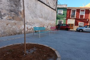 El Ayuntamiento de Pego renueva el mobiliario urbano con tapones reciclados