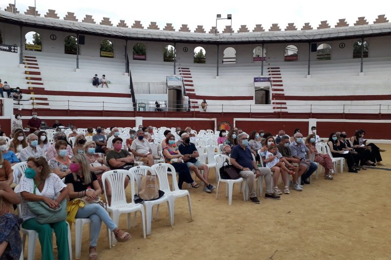 Encuentro solidario de poetas de la Marina Alta a beneficio de la AECC en la plaza de toros de Ondara