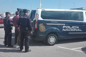 La Polica Nacional detiene en Denia a un joven tras fracturar los escaparates de dos establecimiento para robar