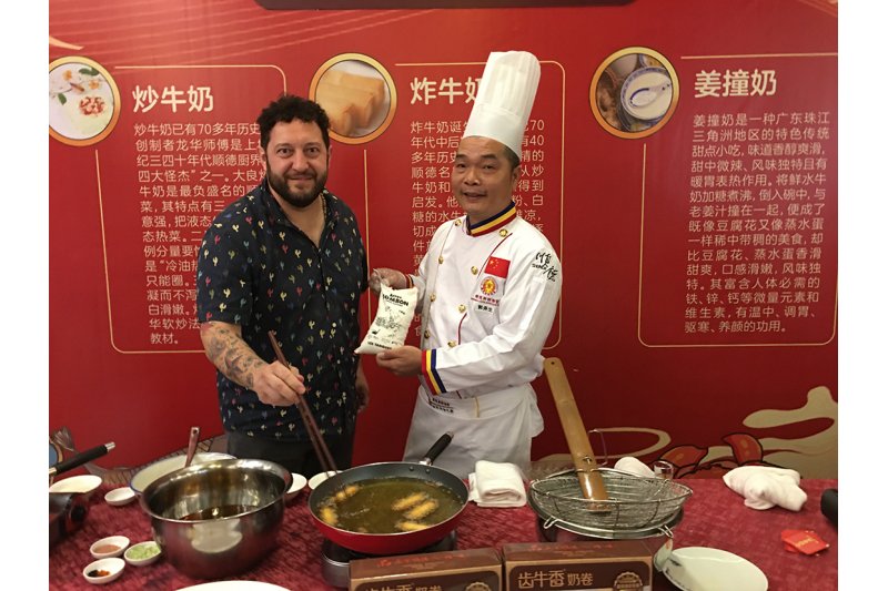 Dnia presenta una muestra de cocina local en el gran parque temtico gastronmico de China