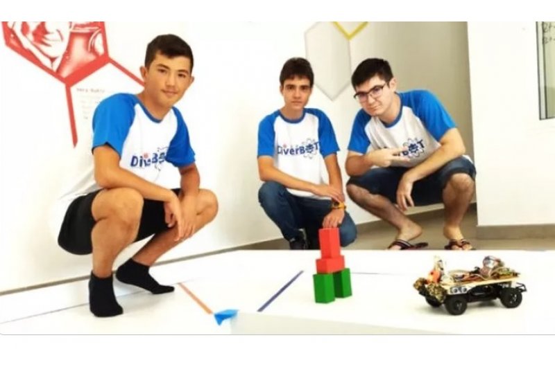 Tres estudiantes de Dnia lanzan un crowdfunding para participar en la gran final del Mundial de Robtica que se celebrar en Alemania