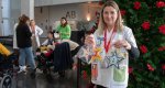 Los alumnos del Colegio Raquel Pay decoran el rbol de Navidad del Hospital de Dnia