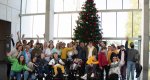 Los alumnos del Colegio Raquel Pay decoran el rbol de Navidad del Hospital de Dnia