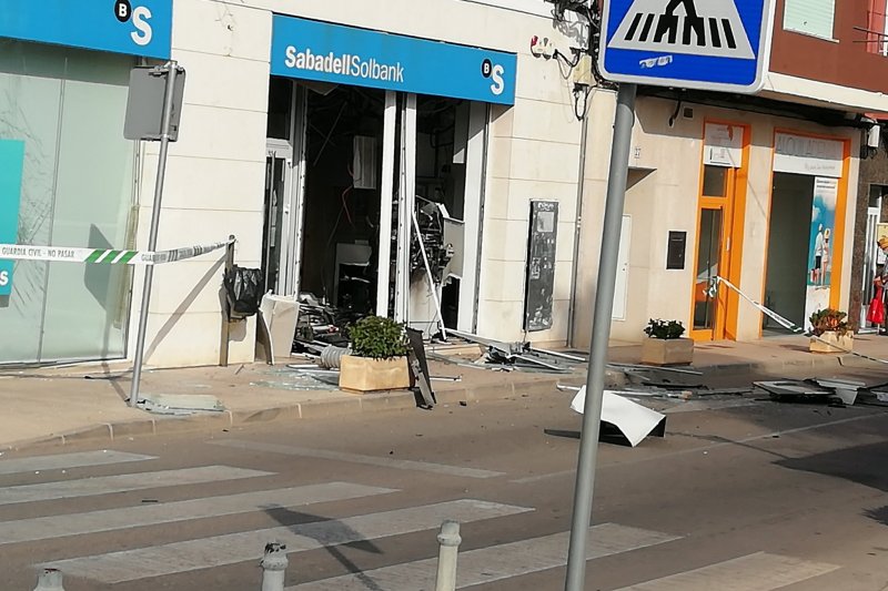 Los autores del robo en un banco de Els Poblets utilizaron explosivo lquido 