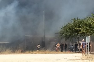 Un incendi en Jesús Pobre afecta a una pinada pròxima a unes cases 