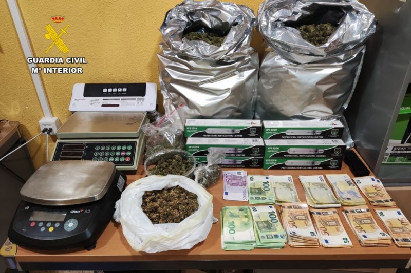 La Guardia Civil desmantela un grupo criminal dedicado al cultivo de marihuana en chalets de lujo de Calp