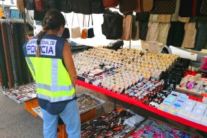 Dos detenidos por vender productos falsificados en el rastro de Dnia 