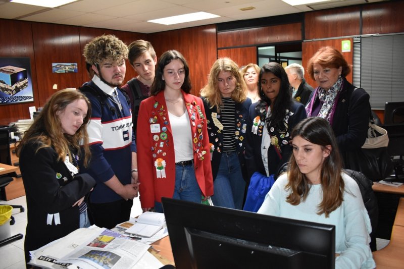 El grupo de estudiantes del intercambio rotario visitan la redaccin de CANFALI MARINA ALTA