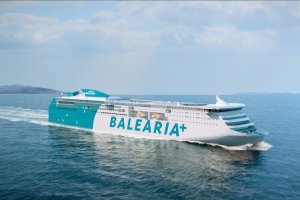 Baleria desembarca a los pasajeros de un ferrry tras encallaren Ibiza