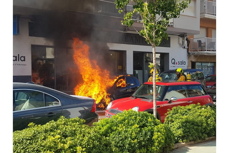 Se incendia un vehculo que circulaba por el Passeig del Saladar de Dnia