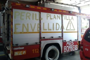 Los bomberos pintan los camiones con mensajes reivindicativos