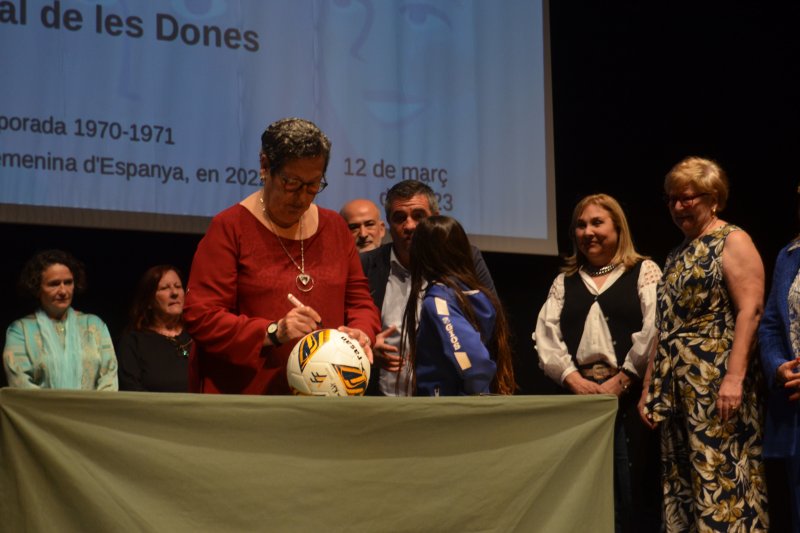 Emotivo homenaje a las pioneras del ftbol femenino en Dnia 