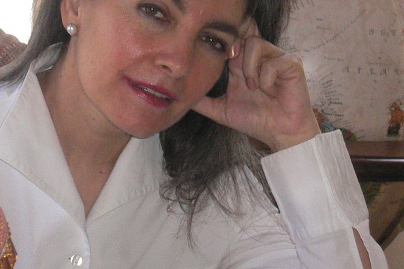 Eva Serra publica el poemario Almendras con Chocolate