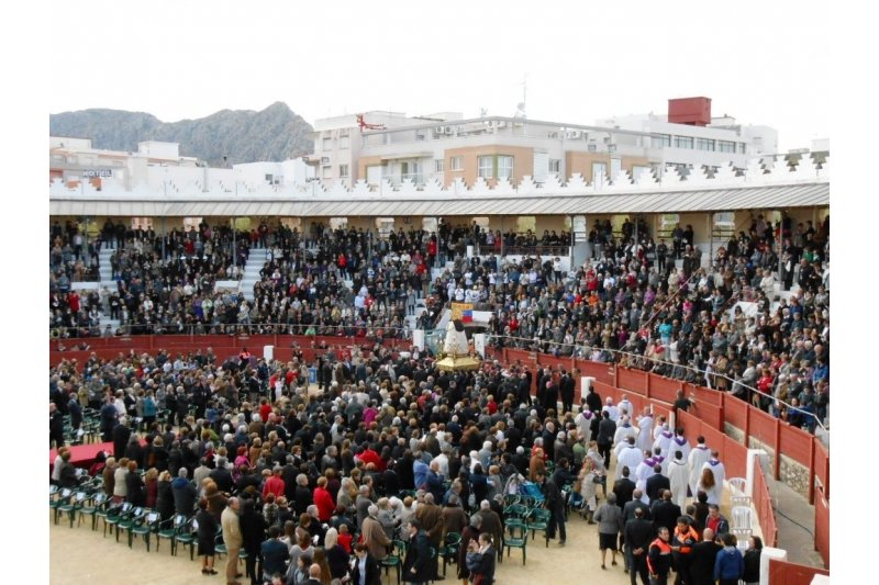 La Virgen de los Desamparados congrega a miles de personas en la plaza de toros de Ondara