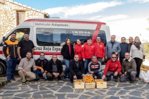 La Fundaci Christian Olmos recull mandarines ecolgiques per a la Creu Roja de Xbia