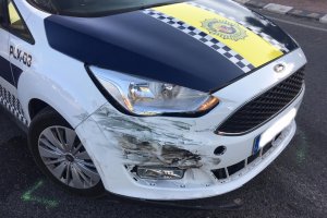 Un conductor ebrio choca en Xbia contra un coche de la Polica Local