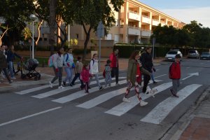Pedibs crea seis lneas para que los escolares de Xbia asistan andando a los colegios