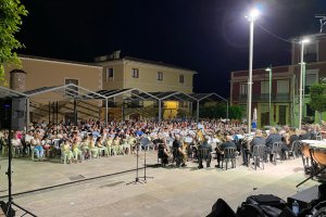 El concert de la Unió Musical d’Ondara dona pas hui a la coronació d’Emma Fernández i Anne Dimech com a regines de la Soledat