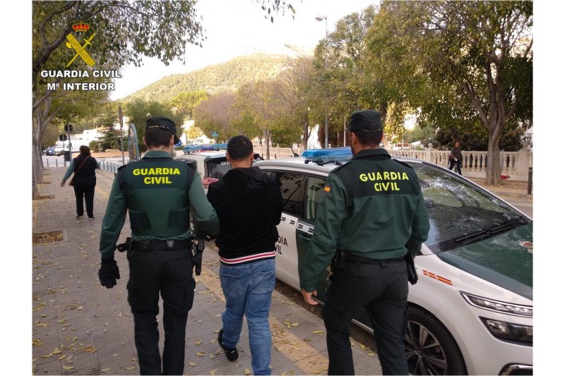 La Guardia Civil detiene a un hombre en Calp con una orden de busca y captura por robo 