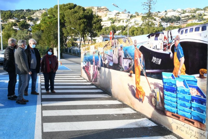 Goikoetxea recrea la esencia marinera en el mural que da la bienvenida al barrio de Duanes de Xbia