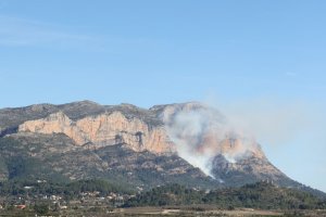 Un incendio forestal avanza en varios frentes sobre el Montg