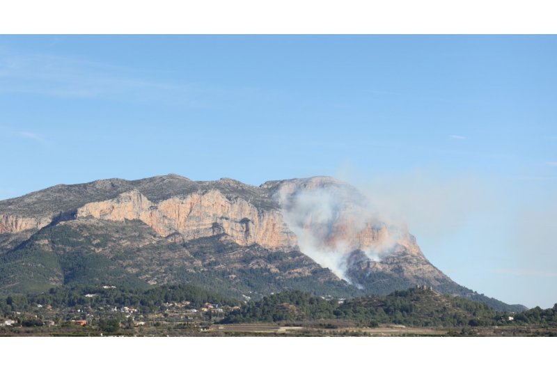 Un incendio forestal avanza en varios frentes sobre el Montg