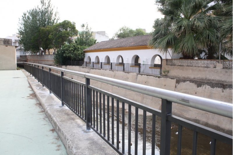 Ondara: El Ayuntamiento instala una nueva barandilla en l'Alberca