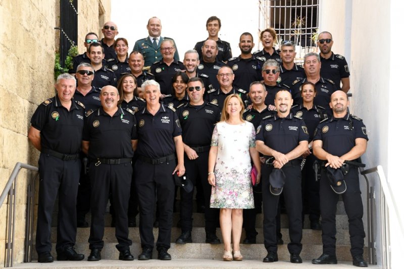 El Ayuntamiento de Xbia entrega distinciones a los agentes ms veteranos en la celebracin de los ngeles Custodios