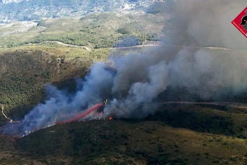 Los incendios de Castell de Castells y la Vall de Gallinera siguen sin estar controlados