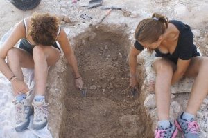 El MARQ localiza once nuevas tumbas en el yacimiento de la Pobla Medieval de Ifach