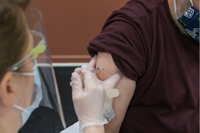  El personal de primera lnea de HLA San Carlos recibe la primera dosis de la vacuna de Moderna