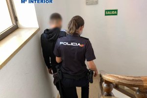 Un joven de 18 aos y un menor han sido detenidos por causar daos a la casa de una vecina de Dnia que denunci su botelln