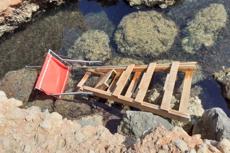 Continan los destrozos de mobiliario en las playas de Dnia: Ahora, una silla de vigilancia en Les Rotes 