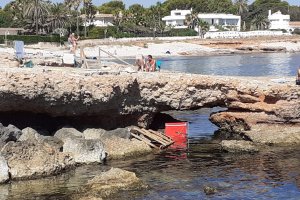 Continuen les destrosses de mobiliari a les platges de Dénia: Ara, una cadira de vigilància 