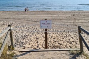 Dnia cierra un acceso a la playa de Les Deveses por el peligro de cadas 