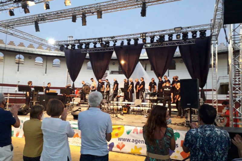 El Cor de la Rectoria recauda 2.500 euros para la AECC en clave de musical en la plaza de toros de Ondara