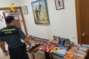 La Guardia Civil sorprende a dos personas tras robar productos de primeras marcas en un supermercado de Calp 