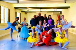 Lescola de Dansa de Nanny Alves de Pedreguer llueix els ltims xits esportius en la seua visita lAjuntament