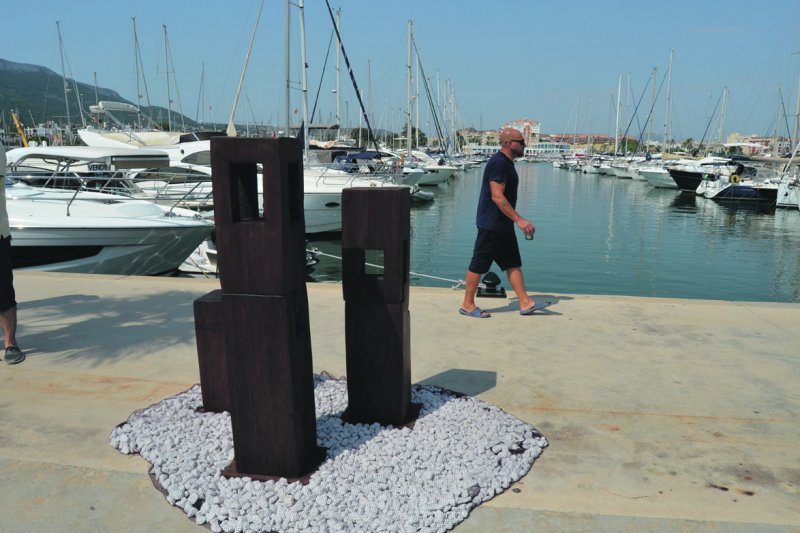 Esculturas que dialogan con el mar y el Montg