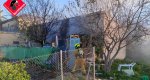 Los bomberos sofocan un incendio en una casa de campo de Ondara