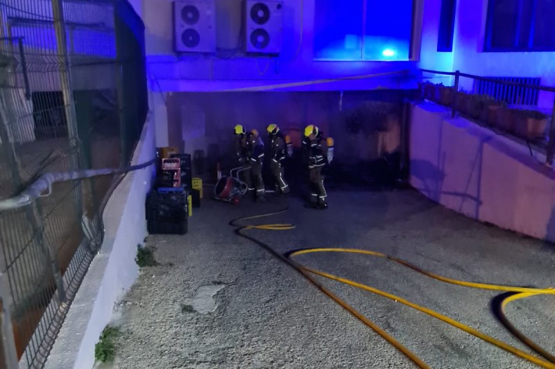 Un incendio obliga a evacuar a  los clientes del hotel Port Dnia en plena madrugada por la acumulacin de humo 